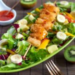 Tropischer Salat mit Panko-Garnelen